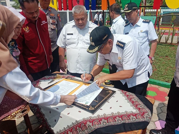 dok. Foto - Proses penandatanganan prasasti dan berita acara serah terima barang hasil pekerjaan yang dilakukan oleh Camat Jatiasih, Ashari di Taman RW. 010 Jatiluhur