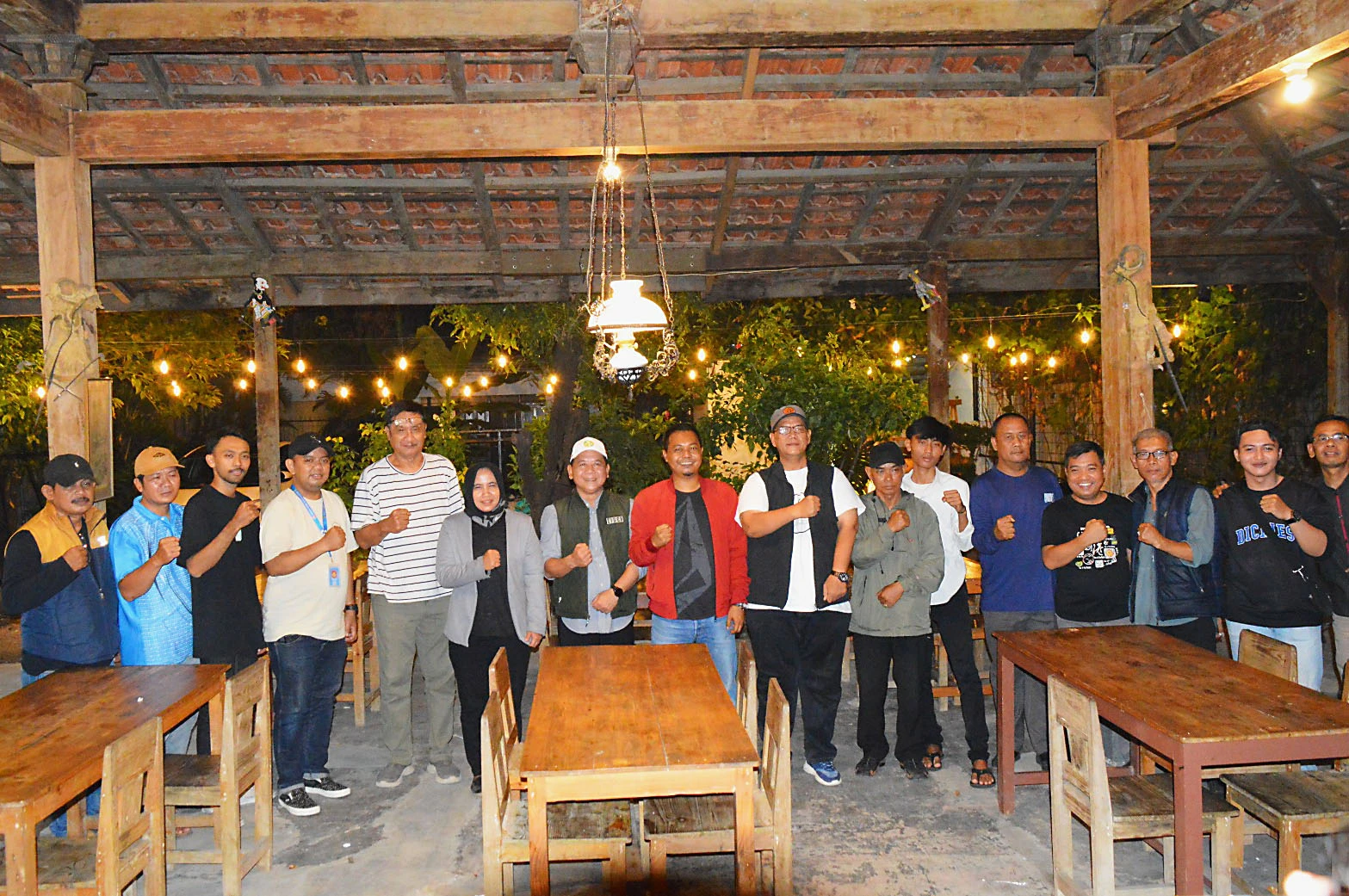 dok. Foto - Rangkaian kegiatan foto bersama usai pelaksanaan perekaman KTP-el di Malam Hari