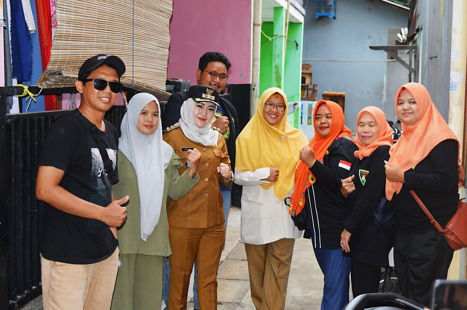 dok. Foto - Ketua RT. 002 RW. 008, Nurmayanti (dua dari kiri) turut mendampingi Lurah Kranji meninjau hasil perbaikan saluran air di wilayahnya.