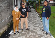 Melalui DAU Tambahan 2024, BKM Kelurahan Kranji Bangun Partisipasi Masyarakat dok. Foto - Lurah Kranji, Entry Greacetiana (kiri) bersama Pimkol BKM Kelurahan Kranji, Heru Nurohman (tengah) meninjau hasil perbaikan jalan lingkungan menggunakan paving block.
