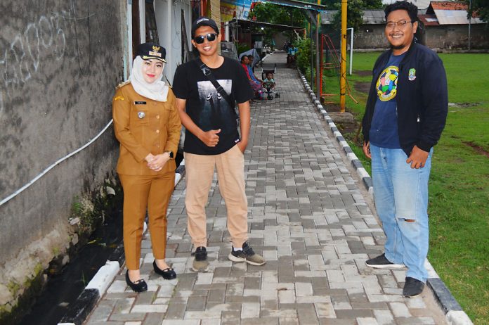 dok. Foto - Lurah Kranji, Entry Greacetiana (kiri) bersama Pimkol BKM Kelurahan Kranji, Heru Nurohman (tengah) meninjau hasil perbaikan jalan lingkungan menggunakan paving block. dok. Foto - Lurah Kranji, Entry Greacetiana (kiri) bersama Pimkol BKM Kelurahan Kranji, Heru Nurohman (tengah) meninjau hasil perbaikan jalan lingkungan menggunakan paving block.