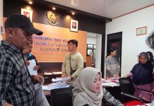 Program Jemput Bola di Desa Sukamaju: Kolaborasi untuk Tertib Administrasi Kependudukan Petugas Desa terlihat sangat sibuk melakukan verifikasi data penduduk.