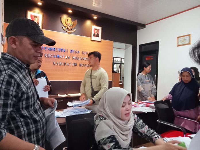 Petugas Desa terlihat sangat sibuk melakukan verifikasi data penduduk.