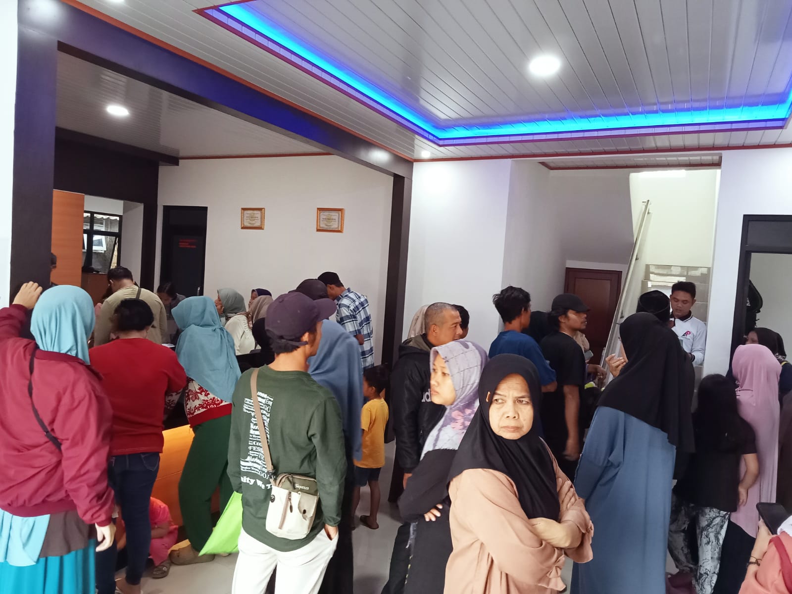 Terlihat warga desa sukamaju sangat antusias mengikuti kegiatan jemput bola (jembol) yang dilaksanakan oleh Desa Sukamaju yang bekerjasama dengan Dinas Kependudukan setempat