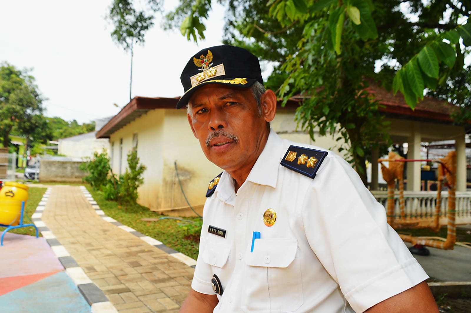 dok. Foto - Lurah Jaticempaka, Amir saat memberikan keterangan kepada wartawan media ini usai Taman Lansia Seruni diresmikan.