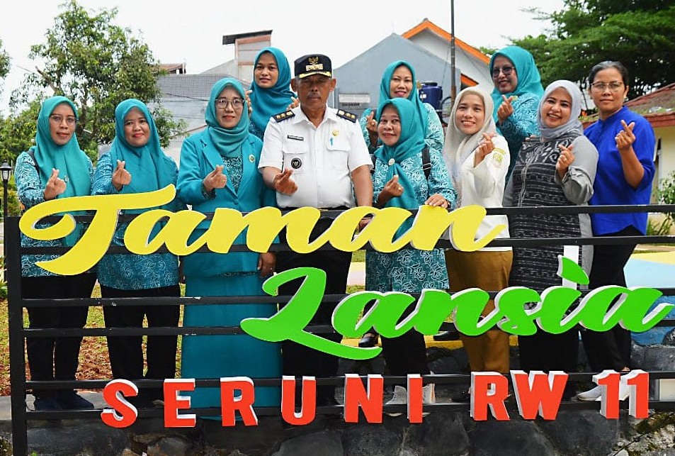 dok. Foto - Lurah Jaticempaka, Amir (tengah) melakukan foto bersama dengan Kader PKK Kelurahan di Taman Lansia Seruni RW. 011 Komplek Bina Lindung Kel. Jaticempaka.