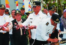 Taman Delima Kelurahan Jatibening Baru Diresmikan Camat Pondokgede dok. Foto - Pengguntingan Pita dan penandatanganan Prasasti yang dilakukan oleh Camat Pondokgede, Zainal Abidin Syah saat meresmikan Taman Delima RW. 05 Kel. Jatibening Baru