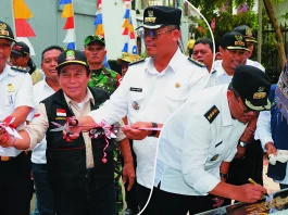 Taman Delima Kelurahan Jatibening Baru Diresmikan Camat Pondokgede dok. Foto - Pengguntingan Pita dan penandatanganan Prasasti yang dilakukan oleh Camat Pondokgede, Zainal Abidin Syah saat meresmikan Taman Delima RW. 05 Kel. Jatibening Baru