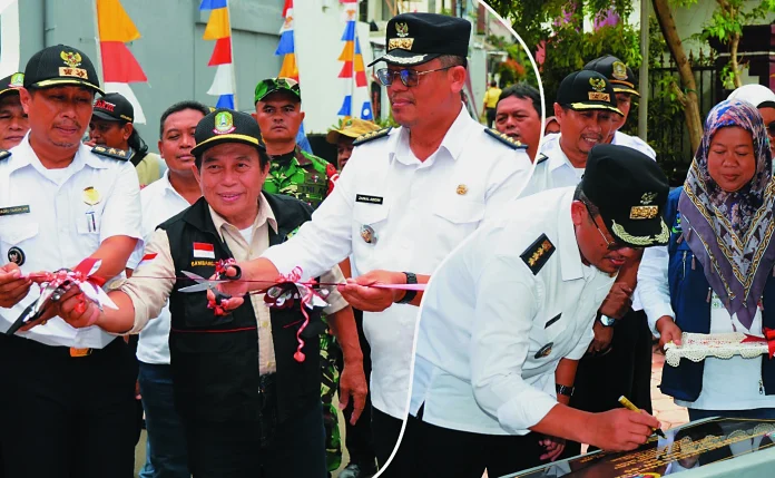 dok. Foto - Pengguntingan Pita dan penandatanganan Prasasti yang dilakukan oleh Camat Pondokgede, Zainal Abidin Syah saat meresmikan Taman Delima RW. 05 Kel. Jatibening Baru dok. Foto - Pengguntingan Pita dan penandatanganan Prasasti yang dilakukan oleh Camat Pondokgede, Zainal Abidin Syah saat meresmikan Taman Delima RW. 05 Kel. Jatibening Baru