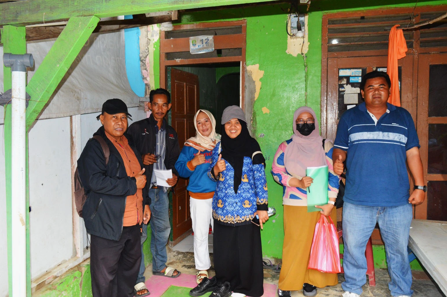 dok. Foto - Rangkaian kegiatan PHO, tim melakukan foto bersama salah satu penerima manfaat dari pembangunan septic tank di wilayah Kel. Marga Mulya