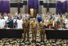 Evaluasi Kegiatan BKM, Bagian Pembangunan Setda Kota Bekasi Berikan Pembekalan dok. Foto - Rangkaian kegiatan foto bersama pada pelaksanaan Evaluasi yang dilakukan oleh Bagian Pembangunan Setda Kota Bekasi_