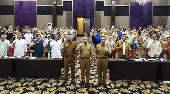 dok. Foto - Rangkaian kegiatan foto bersama pada pelaksanaan Evaluasi yang dilakukan oleh Bagian Pembangunan Setda Kota Bekasi_ dok. Foto - Rangkaian kegiatan foto bersama pada pelaksanaan Evaluasi yang dilakukan oleh Bagian Pembangunan Setda Kota Bekasi_