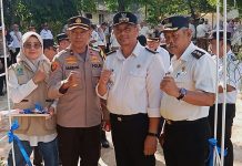 Respons & Manfaat Bagi Warga, Selepas Taman Lansia Seruni Jaticempaka Diresmikan dok. Foto - Selepas Camat Pondokgede, Zainal Abidin Syah (dua dari kanan) melakukan pengguntingan Pita sebagai salah satu tanda bahwa Taman Lansia Seruni telah diresmikan.