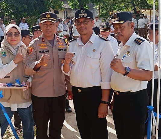 Respons & Manfaat Bagi Warga, Selepas Taman Lansia Seruni Jaticempaka Diresmikan dok. Foto - Selepas Camat Pondokgede, Zainal Abidin Syah (dua dari kanan) melakukan pengguntingan Pita sebagai salah satu tanda bahwa Taman Lansia Seruni telah diresmikan.
