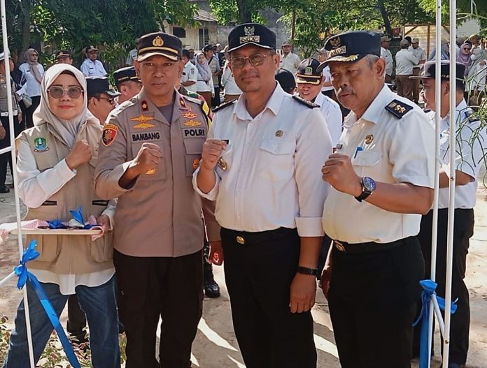 dok. Foto - Selepas Camat Pondokgede, Zainal Abidin Syah (dua dari kanan) melakukan pengguntingan Pita sebagai salah satu tanda bahwa Taman Lansia Seruni telah diresmikan. dok. Foto - Selepas Camat Pondokgede, Zainal Abidin Syah (dua dari kanan) melakukan pengguntingan Pita sebagai salah satu tanda bahwa Taman Lansia Seruni telah diresmikan.