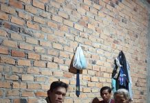 Polsek Belitang III Bagikan Bansos Kepada Warga Kurang Mampu