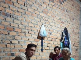 Polsek Belitang III Bagikan Bansos Kepada Warga Kurang Mampu