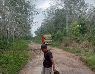 Seorang Warga Setempat Rela Perbaiki Jalan Desa Mengunakan Dana Pribadi