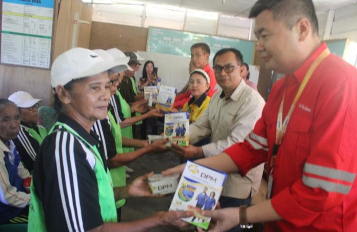 Managemen PT DPM memberikan bantuan kepada warga kecamatan Silima Pungga-pungga.