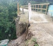 Belum Ada Satu Tahun Sayap Oprit Bangunan Jembatan Sungai Belitang Desa Ulak Buntar Ambrol……!!!!!!