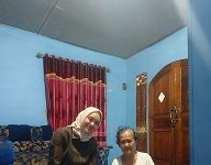 Anggota Dewan dari Fraksi Partai Golkar Memberikan bantuan kepada masyarakat Desa Marok Kecil