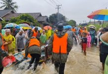 Kapolres,Polsek Belitang III Dan Brimob Yon C Serta BPBD Kabupaten Oku Timur Turun Langsung Kelokasi Banjir Dadakan Desa Nusa Jaya