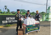 Menjelang Buka Puasa Subdenpom II / 2 – 2 Tajab Berbagi Takjil Kepada Masyarakat Dan Pengguna Jalan Lintas Jambi Kuala Tungkal