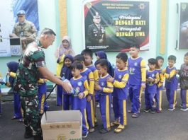 Dandim 0612/Tasikmalaya Tanamkan Cinta Tanah Air kepada Anak Usia Dini dalam Kegiatan Outing Class PAUD Roushotul Harissyah