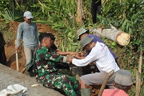 Tak Ada yang Berdiri Menonton, Semua Turun Tangan: Potret Gotong Royong TMMD ke-129 di Parungponteng