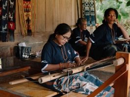 PRESS RELEASE Perempuan penenun Desa Sejahtera Astra Sumba Timur menghasilkan Tenun Ikat khas Sumba yang merepresentasikan identitas budaya, kearifan lokal, serta kedekatan masyarakat dengan alam dan tradisi leluhur.