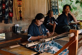 Foto 1 Perempuan penenun Desa Sejahtera Astra Sumba Timur menghasilkan Tenun Ikat khas Sumba yang merepresentasikan identitas budaya, kearifan lokal, serta kedekatan masyarakat dengan alam dan tradisi leluhur.