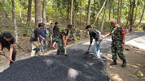 Di Tengah Aspal Panas, Dan SSK TMMD Kobarkan Semangat Gotong Royong Demi Jalan Mulus untuk Rakyat