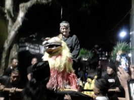 Warga RW 17 Cikalang Girang Melaksanakan Kegiatan Puncak HUT RI dengan Kesenian Tradisional dihadiri Diky Chandra Naik Sisingaan